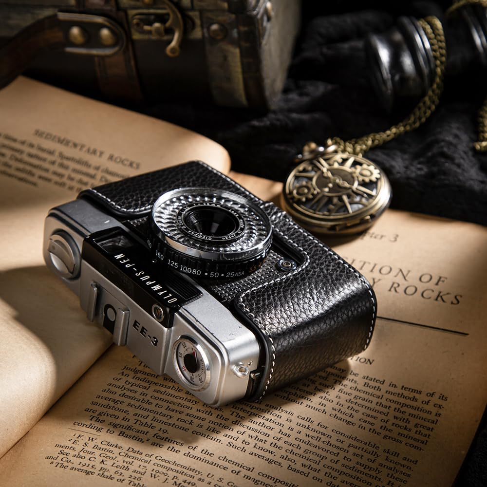 OLYMPUS PEN EE_3です。皮のケースが付いています。フィルム式です。 OLYMPUS PEN EE_3です。皮のケースが付いています。フィルム式